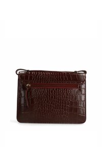 Krokodilprägung auf bordeauxrotem Leder-Handtasche mit einem Reißverschluss-Frontfach, schlanker rechteckiger Form und verstellbaren Doppelriemen.