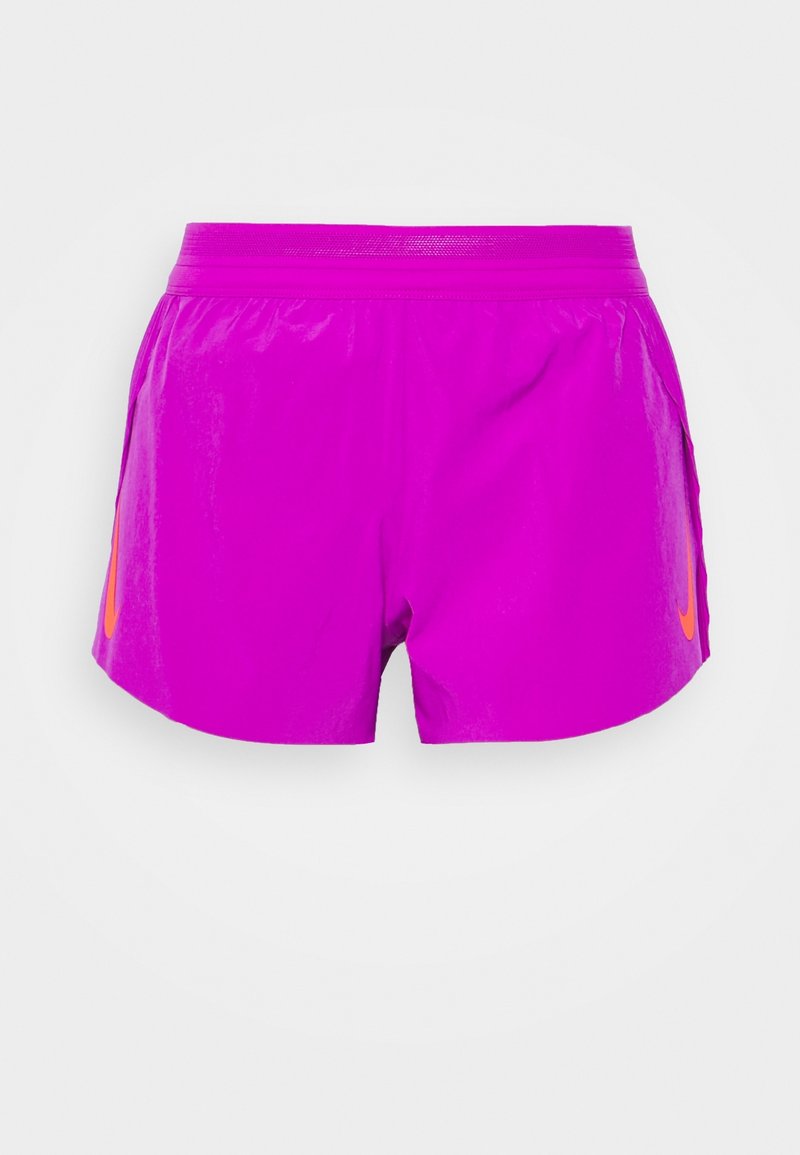 Pantaloni corti sportivi rosa con texture liscia, caratterizzati da un logo arancione a sinistra. Vita elastica e due tasche laterali.