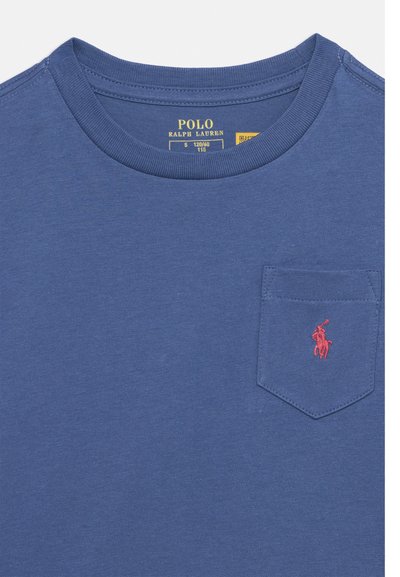Μπλε μπλούζα Polo Ralph Lauren με στρογγυλή λαιμόκοψη και μικρό τσεπάκι στο στήθος με κόκκινο κεντημένο λογότυπο παίκτη πόλο.
