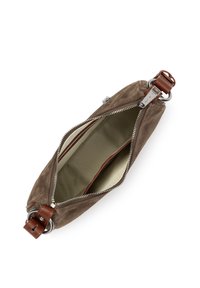 Petit sac bandoulière en suède marron avec fermeture éclair en métal argenté ouverte, montrant un intérieur en tissu beige et des détails en cuir pour la tirette de fermeture éclair et la sangle.