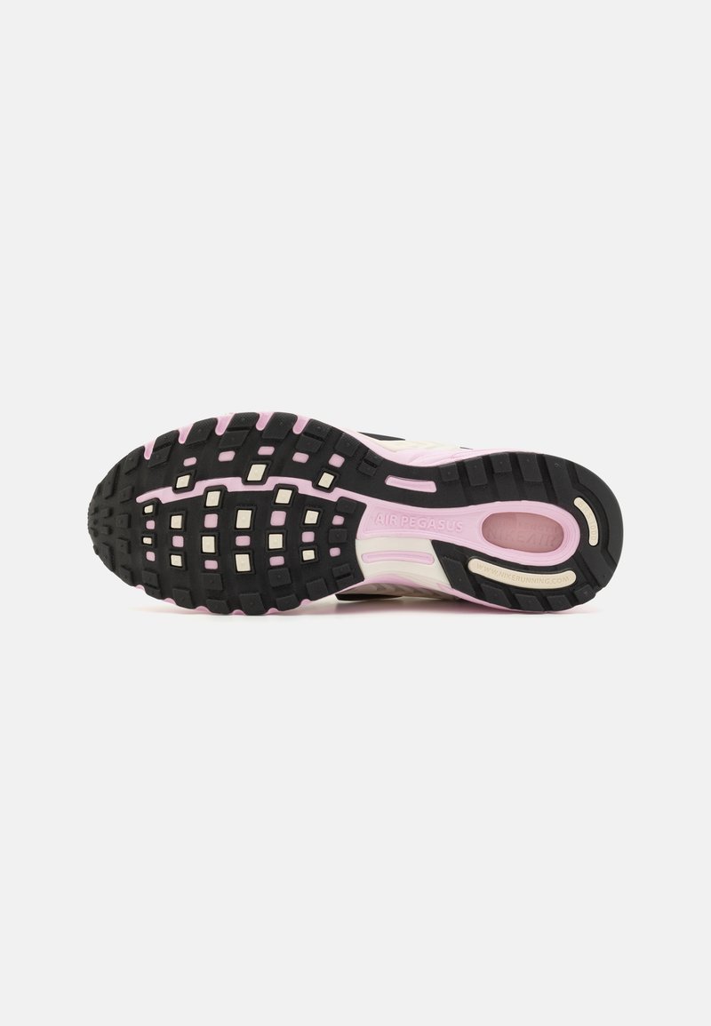 Suela de goma negra con acentos en rosa y blanco, que presenta un patrón de agarre texturizado. Branding "AIR PEGASUS" visible en el lateral.