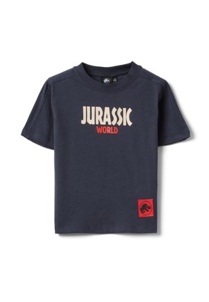 Nachtblauw T-shirt met korte mouwen, met de tekst "Jurassic World" in beige en rood, en een rode patch met dinosauruslogo onderaan.