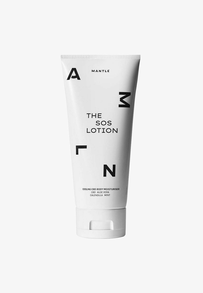 Hvid tube med sort tekst. Teksten lyder "THE SOS LOTION" og "COOLING CBD BODY MOISTURISER" med ingredienserne opført. Enkel, moderne design.