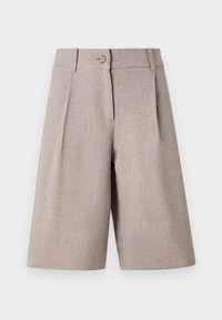 Beige tilpassede shorts med plysser, med en knaplukning og en glat tekstur, designet for en strukturert, moderne silhuett.