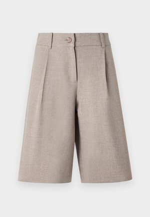 Pantalones cortos beige ajustados con pliegues, con cierre de botón y textura suave, diseñados para una silueta moderna y estructurada.