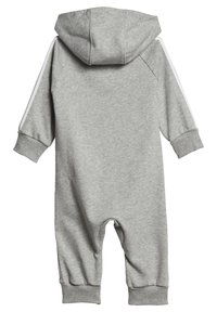 Grijze baby jumpsuit met capuchon, lange mouwen, witte zijkanten en geribbelde manchetten op de mouwen en benen.
