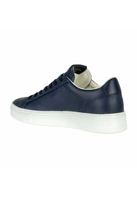 Sneaker in pelle blu navy con suola in gomma bianca, punta arrotondata e design minimalista; presenta lacci piatti e dettagli cuciti.