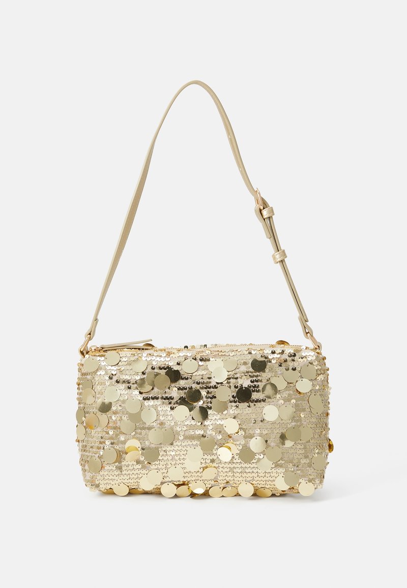 Sac à main rectangulaire en sequins dorés avec bandoulière ajustable et fermeture éclair sur le dessus sur fond uni.