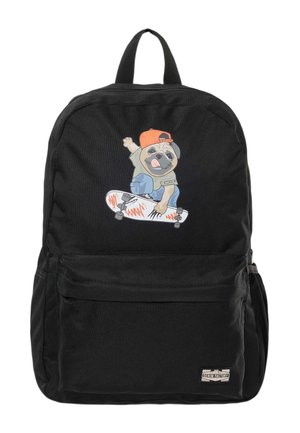 Zwarte rugzak met een cartoon mopshond die skateboardt en een oranje pet en blauwe broek draagt, gedrukt op het voorvak.