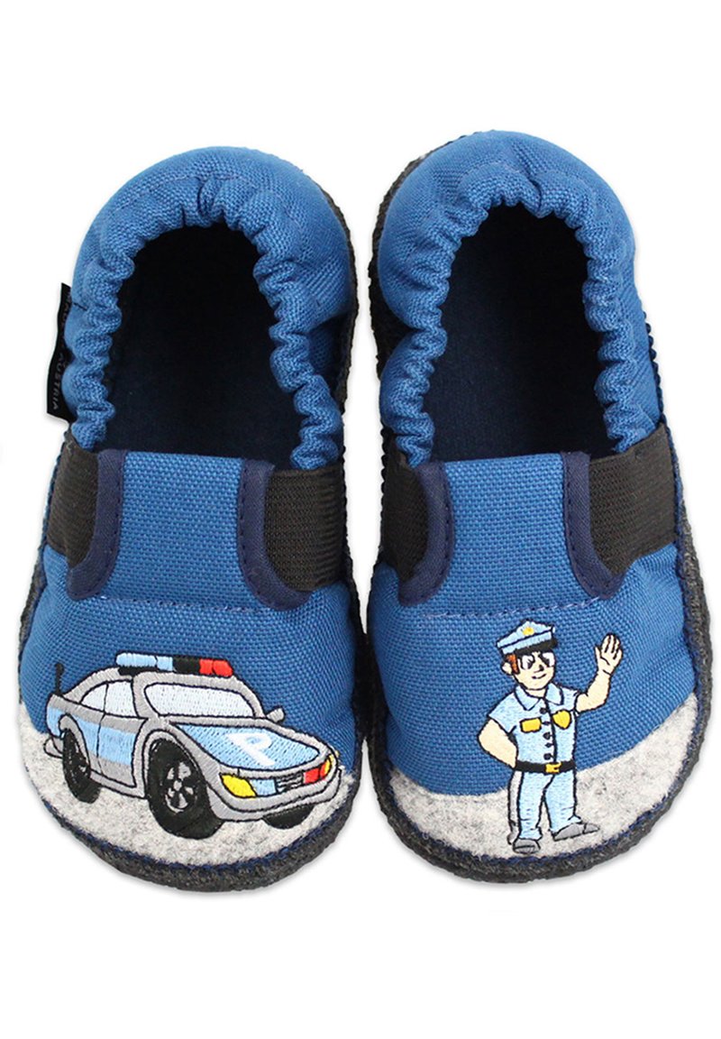 Blaue Canvas-Slipper mit elastischen Öffnungen, verziert mit einem Polizeiauto und einem Beamten auf den Zehen, grauer Sohle und weicher Textur.