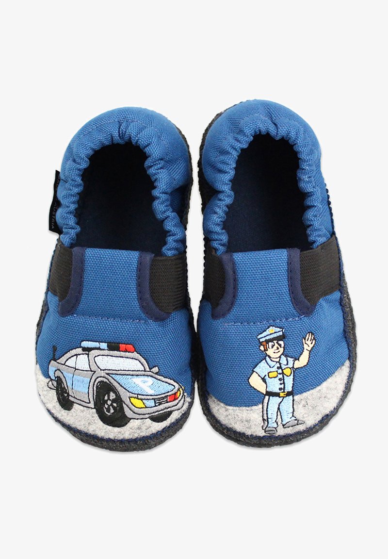 Blauwe canvas instappers met elastische openingen, met een politieauto en agent geborduurd op de neuzen, grijze zool en een zachte structuur.