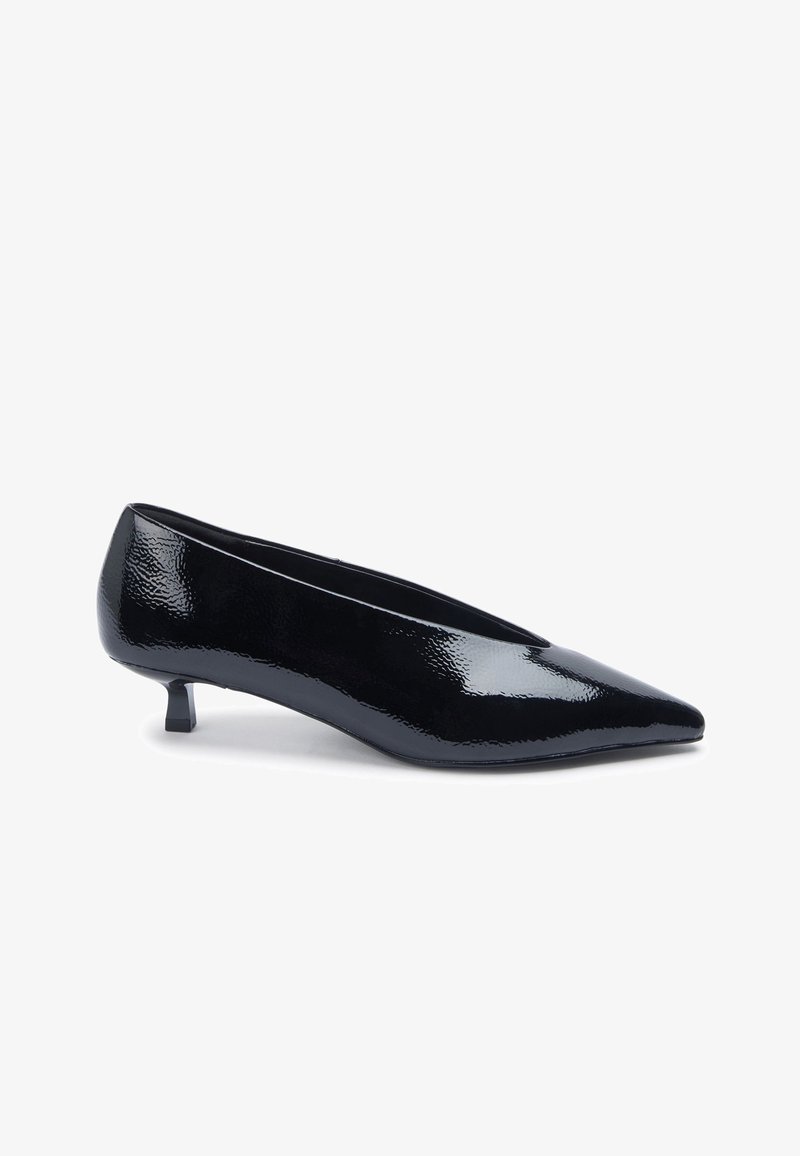 Chaussure habillée pour femmes en cuir verni noir, talon bas, bout pointu et petit talon, sur fond blanc.