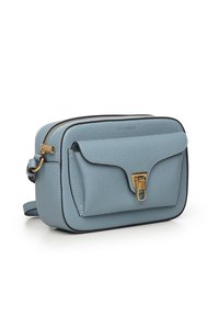 Borsa a tracolla in pelle azzurra con texture, dotata di tasca frontale a patta con chiusura in metallo dorato, scomparto principale con cerniera e tracolla regolabile.