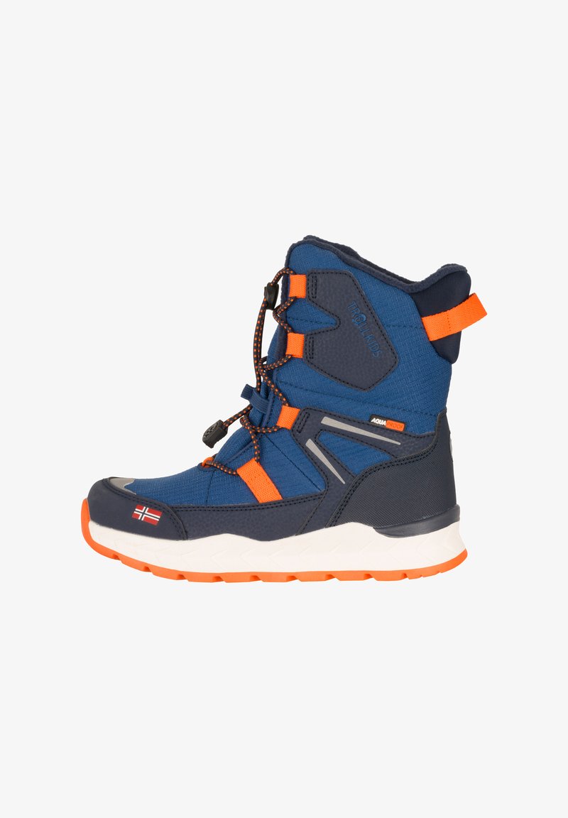 Kinderwinterstiefel mit einem blauen Textilobermaterial und orangefarbenen Akzenten, einem gepolsterten Kragen und einer weißen und orangefarbenen Gummisohle.