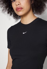 Nike Sportswear Βασικό μπλουζάκι - black