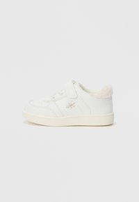 Baskets blanches pour tout-petits avec bande Velcro, d�étails perforés, semelle beige, col rembourré doux et petit logo Calvin Klein sur le côté.