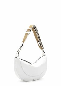 Borsa a spalla in pelle bianca con un design curvo, dotata di una tracolla regolabile color tan, accessori in argento e chiusura a zip.