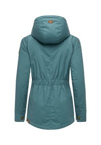 Turkusowa kurtka ocieplana z odpinanym kapturem, ściągnięta w talii i z zapięciami na napy. Materiał ma gładką, lekko błyszczącą teksturę.