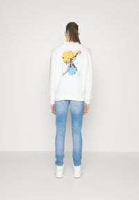Calvin Klein Jeans FLOWER LOGO RELAXED CREW NECK - Sweatshirt - bright white