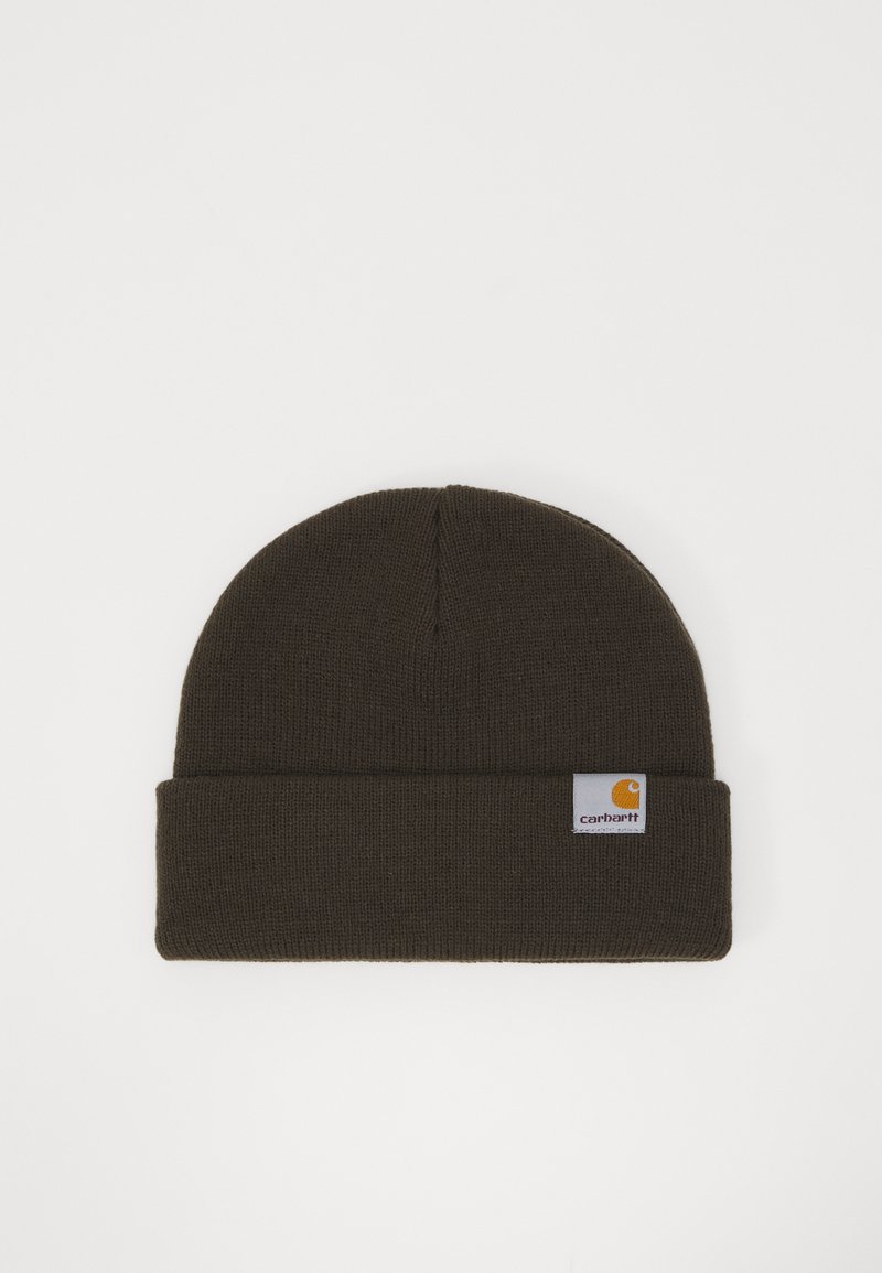 Beanie lavorato a maglia marrone con risvolto, dotato di una piccola toppa rettangolare con il logo Carhartt in giallo e bianco.