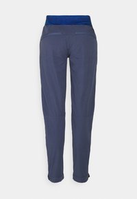 Mörkblå byxor med ett mönstrat blått midjeband, skräddarsydd design, uppvikta fållar och två bakfickor. Slät tygkvalitet, åtsittande form.