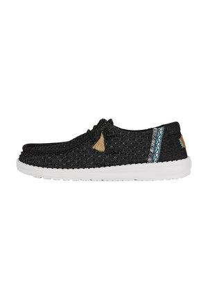 Czarne tkane buty wsuwane z teksturowaną powierzchnią, białą podeszwą, detalem w postaci frędzli oraz ozdobnym, wielokolorowym wykończeniem po bokach.