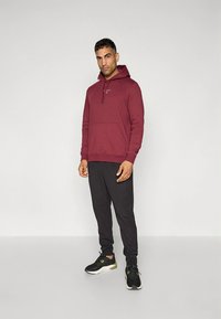 Puma HYROX HEAVYWEIGHT HOODIE - Felpa con cappuccio - ruby shimmer