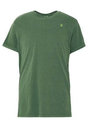 T-shirt vert à manches courtes et col rond avec petit logo jaune sur la partie supérieure gauche de la poitrine et revers de manches roulés.
