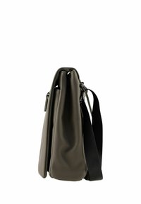 Dunkelgrüne, weichtexturierte Tasche mit einem konischen Design, breiter Öffnung, verstellbarem schwarzen Riemen und minimalistischen Hardware-Akzenten.