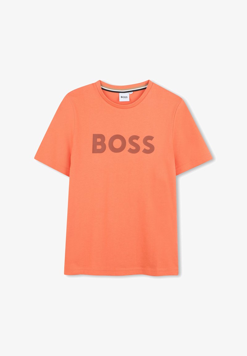 Oranje T-shirt met een ronde hals en korte mouwen. Bevat het woord "BOSS" gedrukt in een donkerdere schaduw aan de voorkant. Soepele stofstructuur.