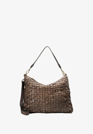 Borsa a tracolla intrecciata in pelle marrone con manico corto e tracolla lunga staccabile, dotata di accessori in metallo dorato e chiusura a zip.