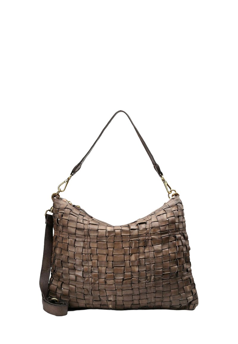 Bolso de mano de cuero marrón trenzado con asa corta y correa larga desmontable, que presenta herrajes en tono dorado y cierre de cremallera.