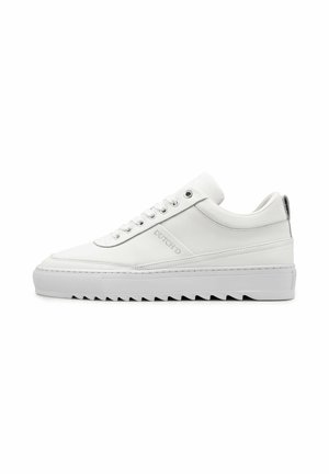 Witte lage sneaker met veters, dikke geribbelde zool en "DUTCH ID"-branding aan de zijkant, zijaanzicht op een witte achtergrond.