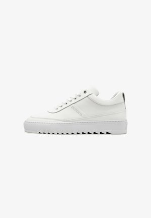 Witte lage sneaker met veters, dikke geribbelde zool en "DUTCH ID"-branding aan de zijkant, zijaanzicht op een witte achtergrond.