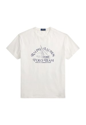 Camiseta blanca de manga corta con gráfico de velero azul marino y texto "Ralph Lauren Polo Team Sailing Competition" en el frente.