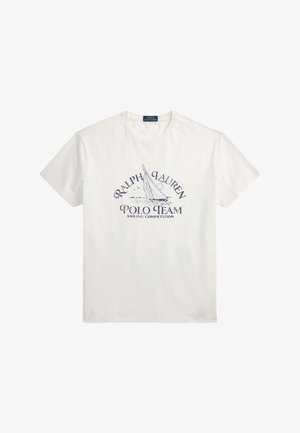 Camiseta blanca de manga corta con gráfico de velero azul marino y texto "Ralph Lauren Polo Team Sailing Competition" en el frente.