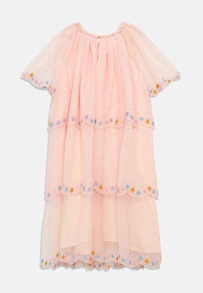 Ροζ στρωμένο φόρεμα κατασκευασμένο από διαφανές ύφασμα με κοντά μανίκια. Διαθέτει κυματιστές άκρες και πολύχρωμες κεντητές λεπτομέρειες με αστέρια κατά μήκος του τελειώματος.