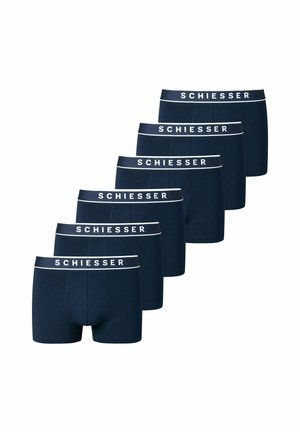 Seis pares de calzoncillos bóxer para hombre en azul marino con el logo blanco de Schiesser en las cinturillas, dispuestos en diagonal sobre un fondo blanco.