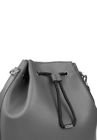 Šedá kožená kabela ve tvaru kbelíku s pleteným stahovacím uzávěrem, stříbrnými kovovými detaily a hladkým povrchem. Disponuje zaobleným designem.