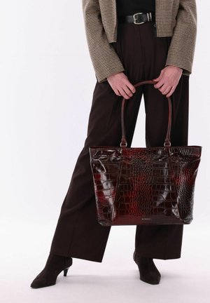 Burkely, COOL COLBIE WIDE TOTE 15,6" - Bolso de mano - red