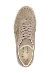 Baskets en daim beige avec un design perforé, fermeture à lacets et semelle en caoutchouc texturé. L'intérieur présente des détails de marque imprimés.