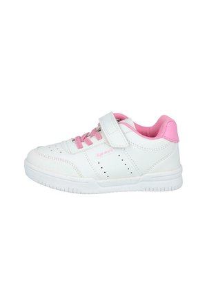 Zapatilla blanca para niños con cordones rosas, forro interior rosa, lengüeta en el talón de color rosa y una tira blanca de velcro.
