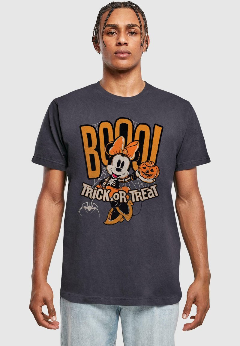 Sötét szürke póló Halloween témájú grafikával, amely egy kartonfigurát ábrázol csontváz öltözetben narancssárga kiegészítőkkel, és a "BOOO! TRICK or TREAT" felirattal.