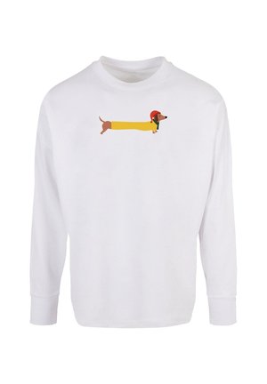 Weißes Langarmshirt mit einem Grafikdesign eines Dackels mit gelbem Körper, rotem Hut und grünem Schal. Glatte Textur, einfacher runder Ausschnitt.