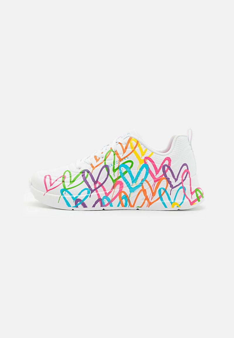 Scarpe da ginnastica bianche con motivi colorati a forma di cuore in rosa, verde, arancione e blu. Design leggero con parte superiore texturizzata e lacci.