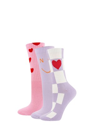 Drei bunte Crew-Socken, eine pink mit roten Herzen, eine lavendel mit einem orangefarbenen Smiley-Gesicht und eine lavendel-weiß kariert mit einem roten Herz.