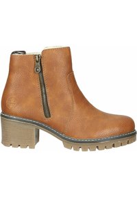 Bottine en cuir marron avec une surface texturée, fermeture éclair latérale, semelle épaisse et couture décorative le long du bord.