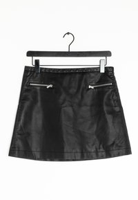 Mini falda de cuero sintético negra con una textura suave, que presenta dos bolsillos con cremallera en la parte delantera y un diseño de cinturilla simple.