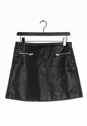 Mini gonna in ecopelle nera dal texture liscia, con due tasche con zip sul davanti e un semplice design della vita.