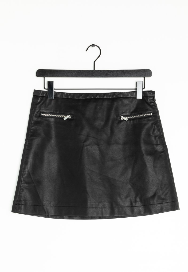 Mini falda de cuero sintético negra con una textura suave, que presenta dos bolsillos con cremallera en la parte delantera y un diseño de cinturilla simple.